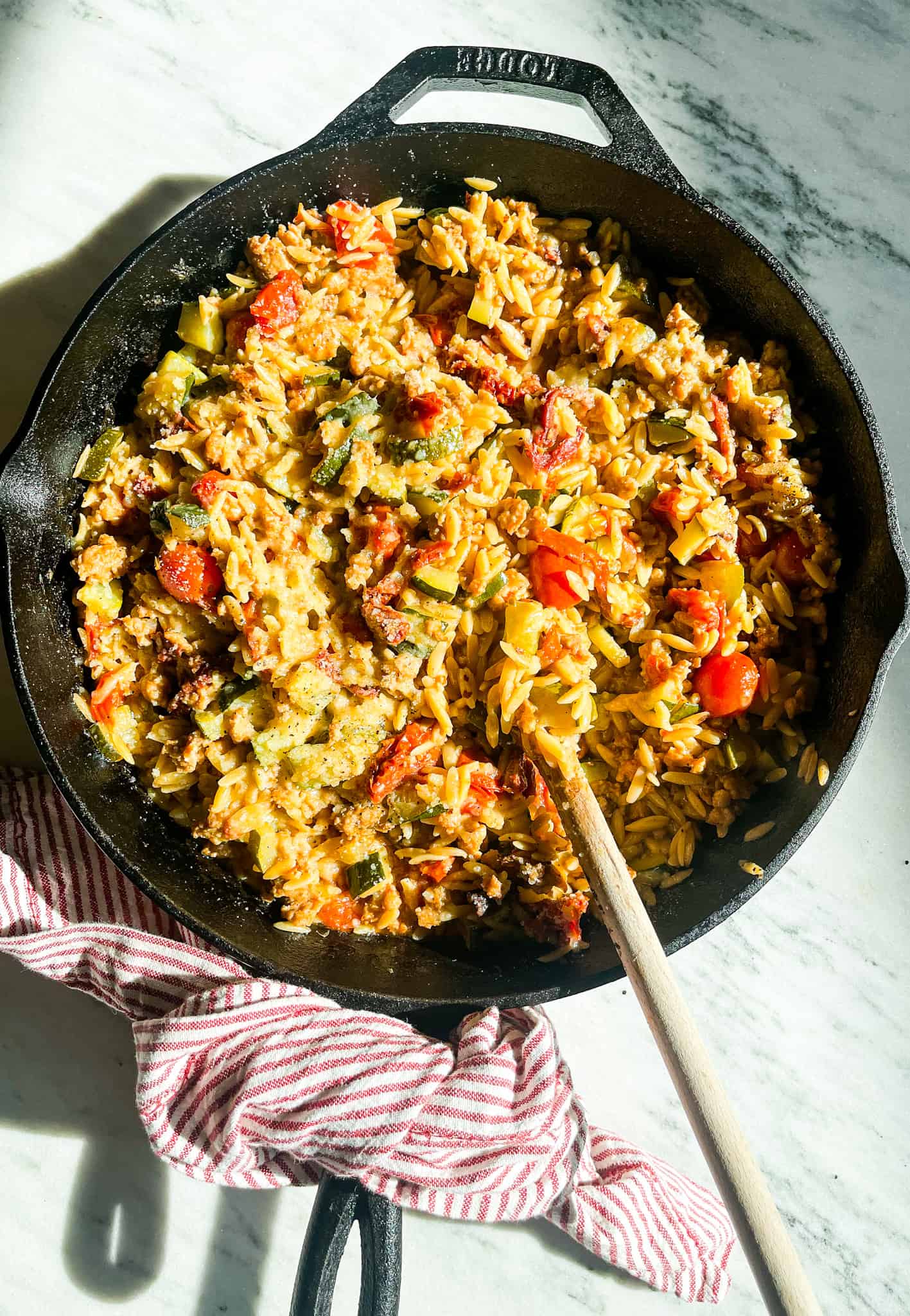 One Pot Sausage Orzo with Sundried tomatoes and Zucchini Tipps in